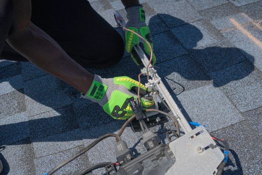 Elektriker arbetar med elcentral